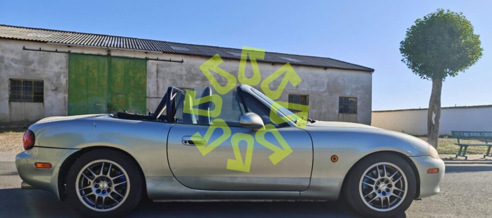 Mazda MX-5 con barras antivuelco de cuatro puntos y suspensión deportiva BC Racing.